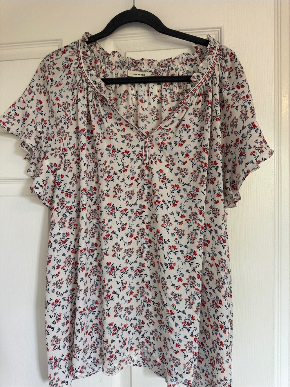 Max Studio White Floral V‑Neck Short Flutter Sleeve Blouse